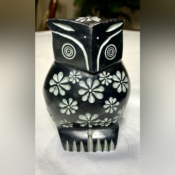 Figurine OWL Carved Black 4" Soapstone Owl Flower Design made in India - Picture 2 of 8